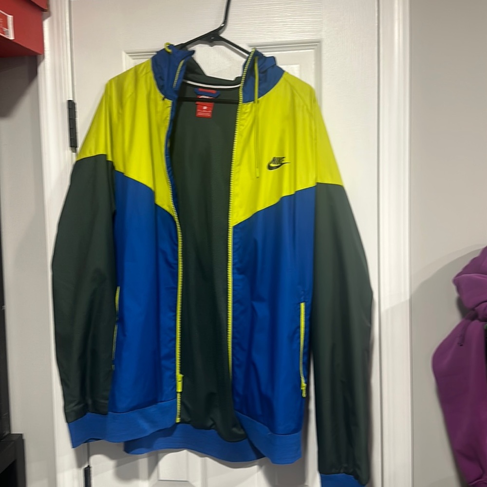 Men’s Nike jacket. Barely worn. Great condition.